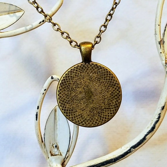 ⬇💲⬇Tree of Life Glass Image Pendant & Chain - Picture 2 of 4